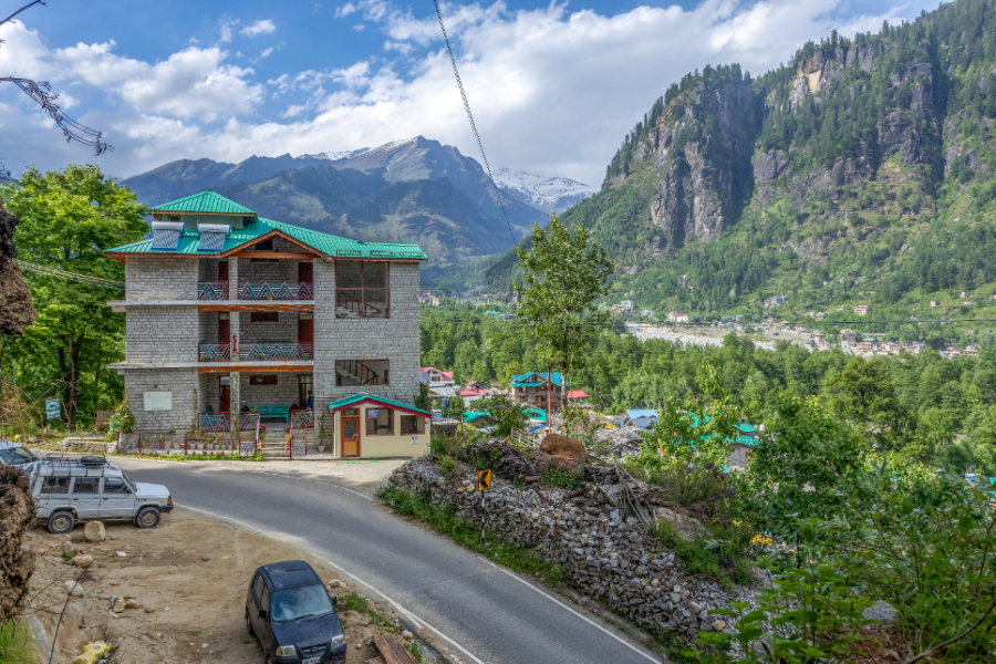 Hotel with Parking in Manali