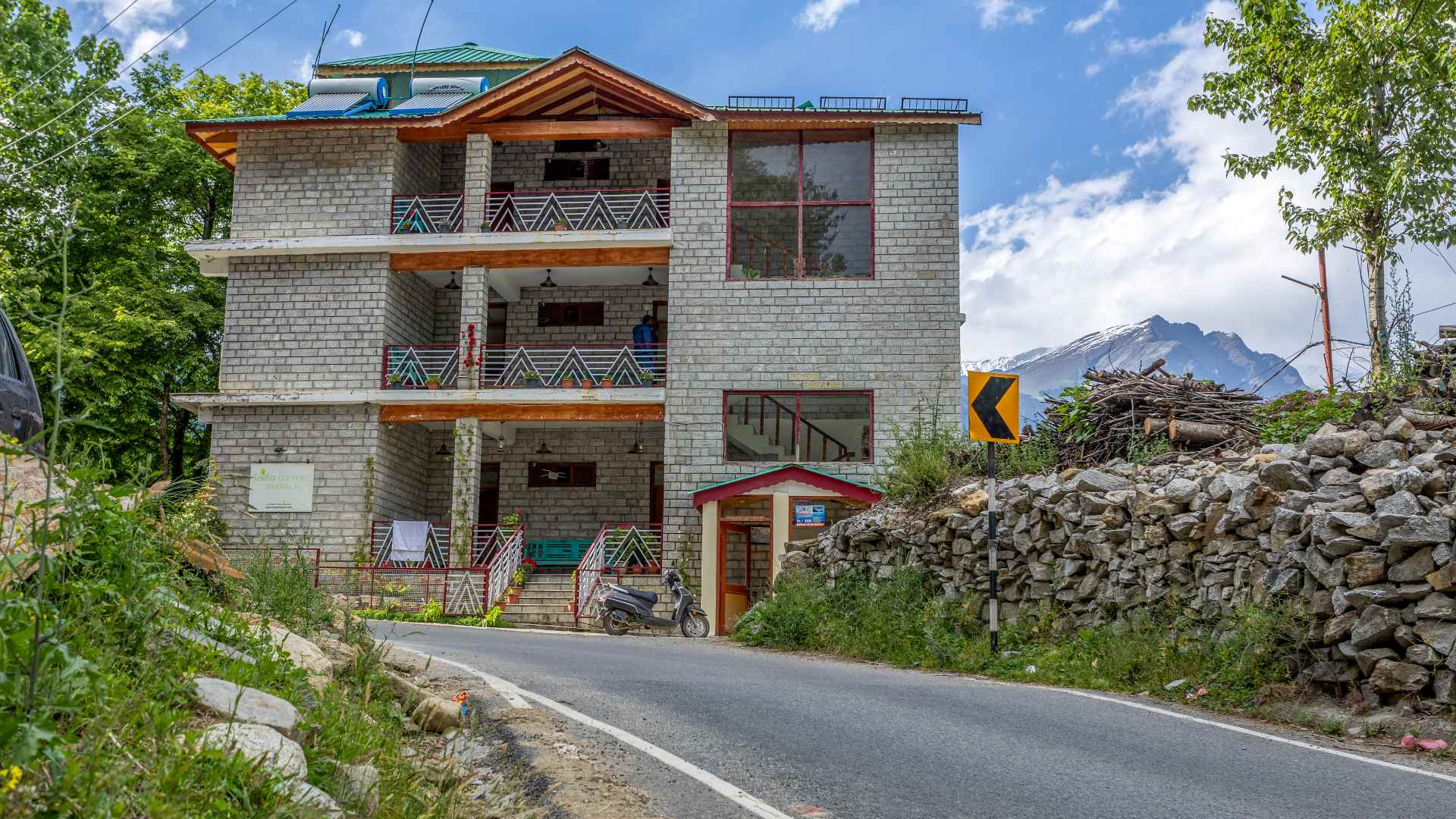 Mountain View Cottages in Manali